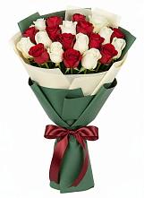 Букет Микс из красных и белых роз в Станционно-Ояшинском
