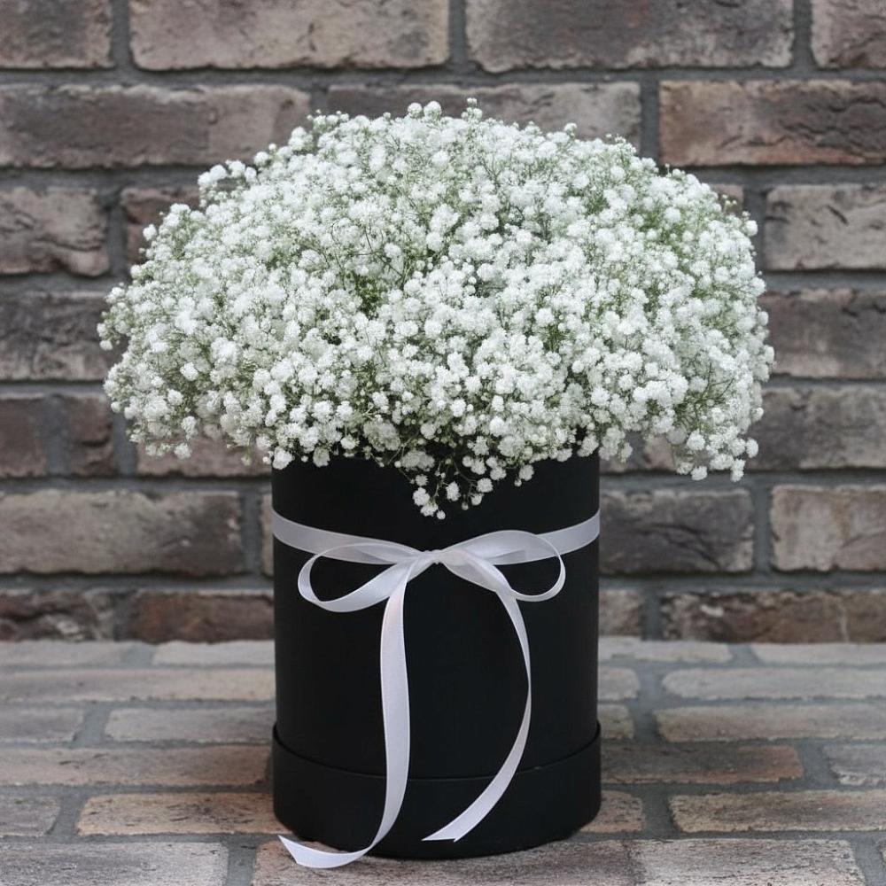 Цветочная композиция из Гипсофила в шляпной коробке в Станционно-Ояшинском