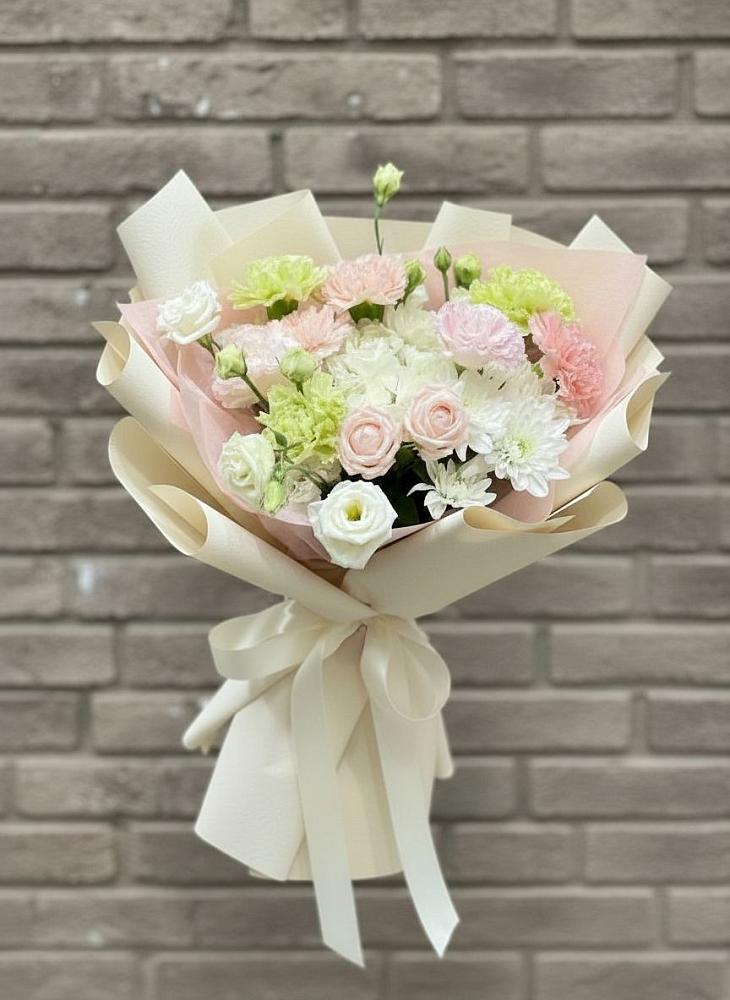 Букет цветов из: Гвоздики, Розы, Лизиантусы и Хризантемы в Станционно-Ояшинском