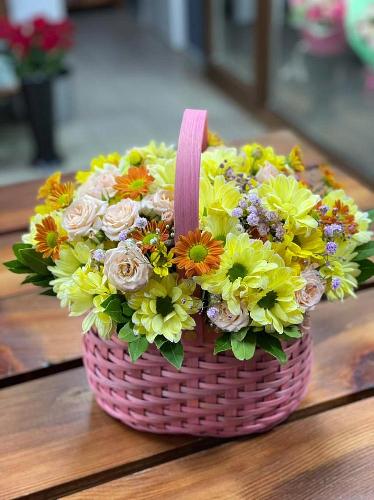Цветочная композиция из Хризантемы и Розы в корзине в Станционно-Ояшинском