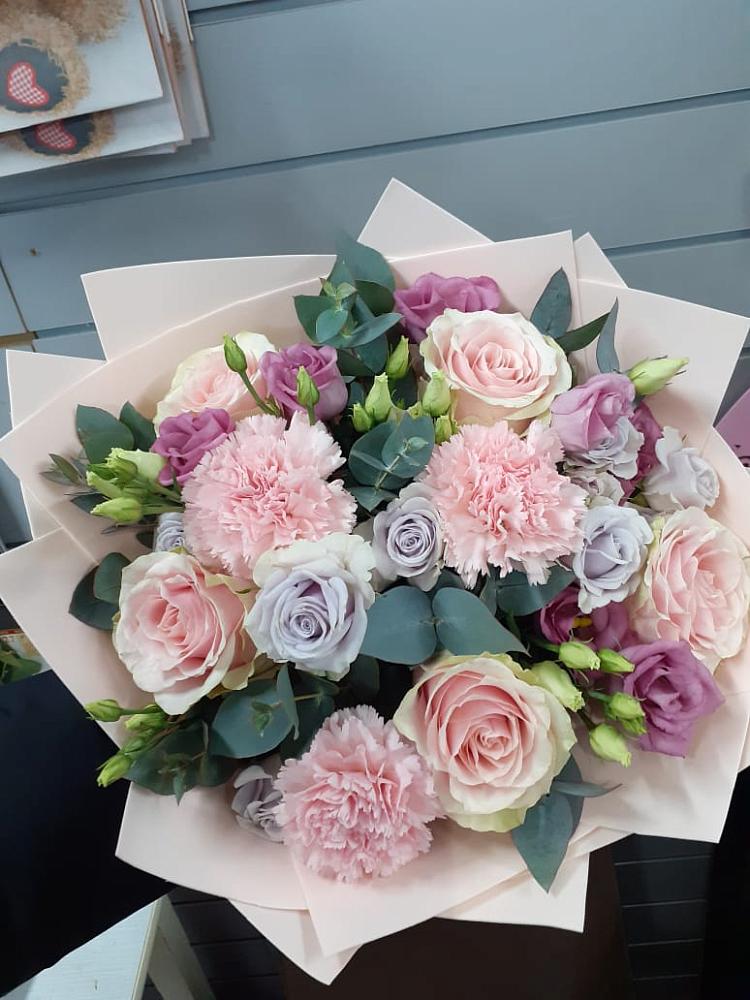 Букет цветов из: Розы, Гвоздики и Лизиантусы в Станционно-Ояшинском